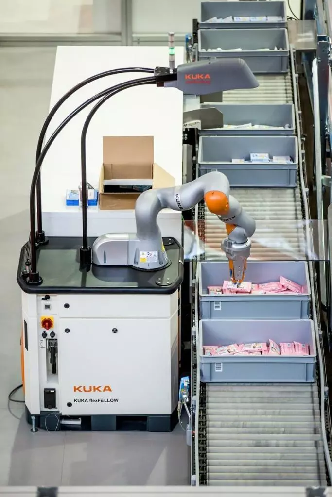 AutoPiQ - the mobile picking station from SwissLog. The goods arrive automatically at the robot.