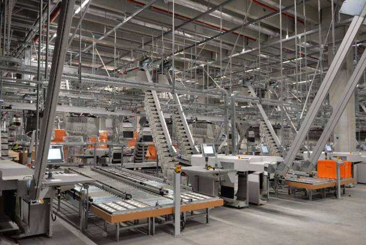 Workstation at a bag sorter inside a Zalando warehouse