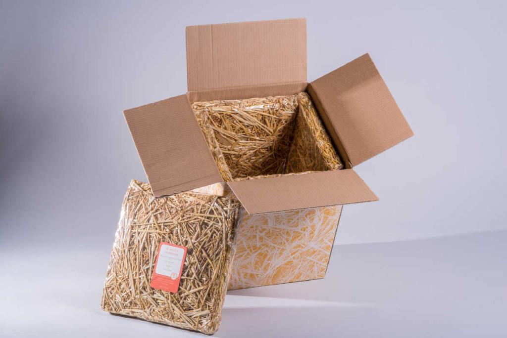 Die Landbox als Verpackung für den Onlineversand von Lebensmitteln setzt als Isolierung komplett auf Stroh.