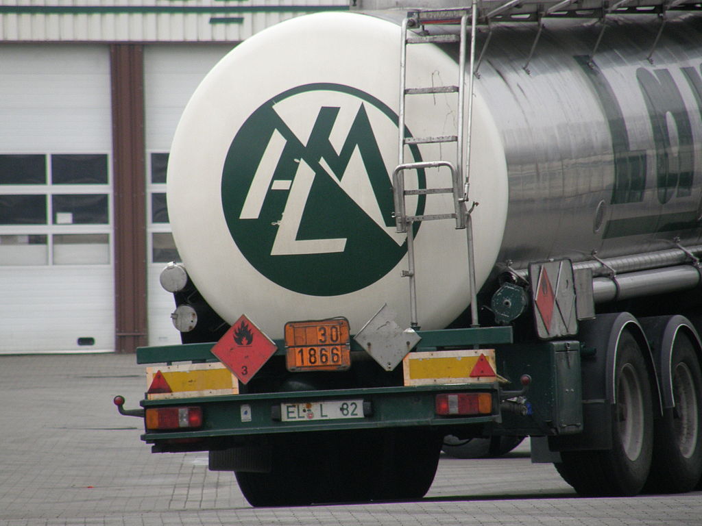 ADR Gefahrgutkennzeichnungen an einem LKW-Tankauflieger