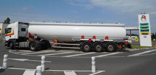 Cjp24 (https://commons.wikimedia.org/wiki/File:Scania_R440,_fuel_tank_truck.jpg), „Scania R440, fuel tank truck“, https://creativecommons.org/licenses/by-sa/4.0/legalcode