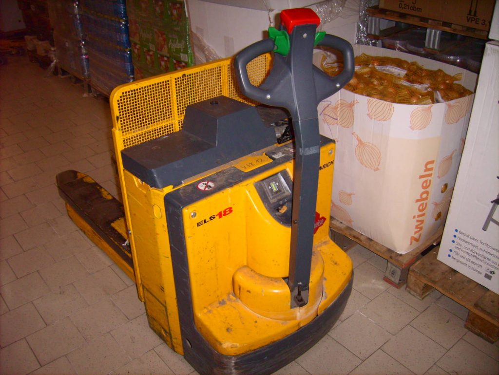 ELS 18 electric lift truck by Jungheinrich in a supermarket - The original uploader was Kira Nerys at German Wikipedia., EAmeise, CC BY-SA 3.0 