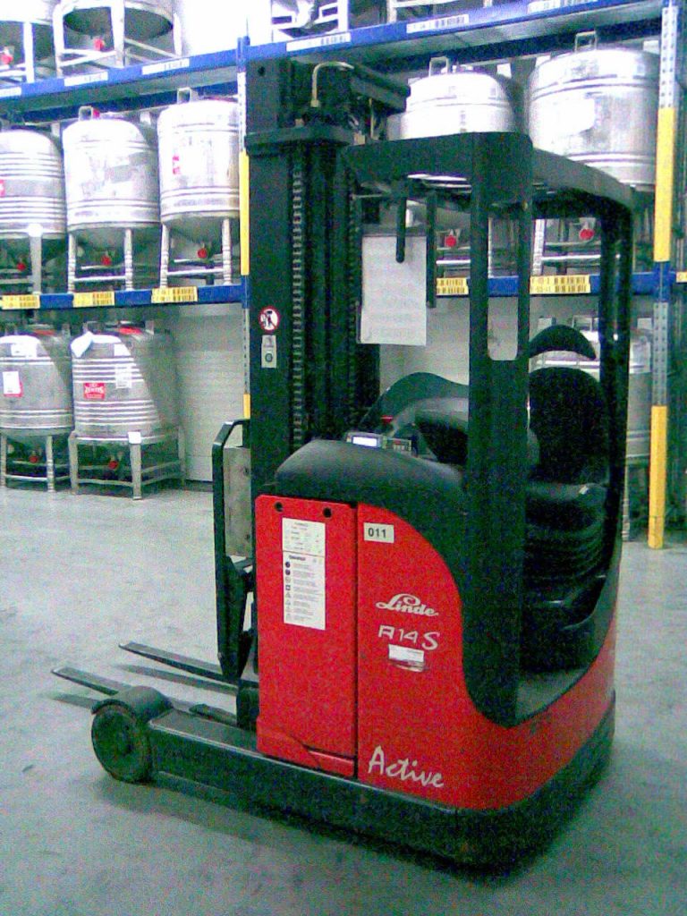 Image of a reach truck by Linde Materials Handling Technology in a warehouse (https://de.wikipedia.org/wiki/File:StaplerGropper.jpg), „StaplerGropper“, https://creativecommons.org/licenses/by-sa/2.0/de/legalcode 